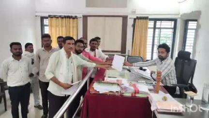 धामणगाव रेल्वे: आठवडी बाजार तहसील कार्यालय येथे संभाजी ब्रिगेड चे तीळ नुकसान पंचनामा व भरपाई साठी तहसीलदार मार्फत पालकमंत्री ना निवेदन