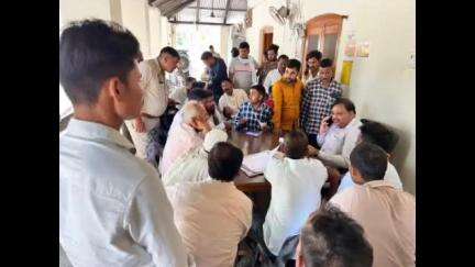 शाहजहांपुर: ददरौल विधानसभा से भाजपा विधायक ने अपने आवास पर क्षेत्र के विभिन्न इलाकों से पहुंचे फरियादियों की समस्याएं सुनी