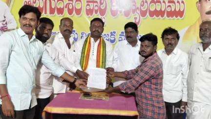 ఆలూరు: ఆలూరులో ప్రజా సమస్యల పరిష్కార వేదిక కార్యక్రమం నిర్వహించిన, టీడీపీ నియోజకవర్గ ఇన్చార్జి వీరభద్ర గౌడ్