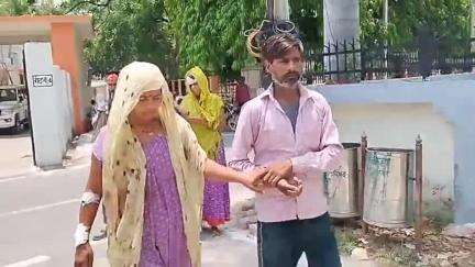 मैनपुरी: करहल में दबंग पड़ोसियों ने महिलाओं के साथ की मारपीट, कार्रवाई न होने पर एसपी से की शिकायत