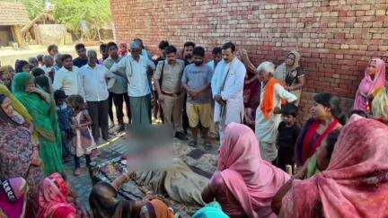 इटवा: अगया में प्रदीप यादव के छोटे भाई के निधन पर पूर्व बेसिक शिक्षामंत्री ने उनके आवास पर पहुंचकर व्यक्त की शोक संवेदना
