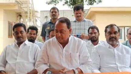 నిర్మల్: ఎమ్మెల్యే మహేశ్వర్ రెడ్డి రైతు వ్యతిరేకి: పట్టణంలో మాజీ మంత్రి, కాంగ్రెస్ నేత ఇంద్రకరణ్ రెడ్డి