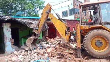 మారేడుమిల్లిలో రోడ్డుకు ఇరువైపులా ఉన్న ఆక్రమణలను తొలగిస్తున్న అధికారులు, 4 జేసీబీలతో అక్రమ నిర్మాణాల కూల్చివేత