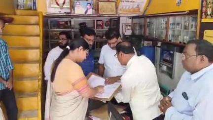 నిర్మల్: పట్టణంలోని పలు ఫర్టిలైజర్ దుకాణాలను ఆకస్మికంగా తనిఖీ చేసిన కలెక్టర్ అభిలాష అభినవ్