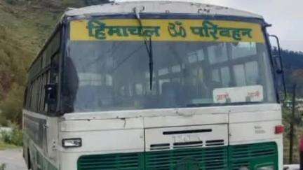 निरमंड: जाबो-आनी बस कराणा में हुई खराब, सवारियों को करना पड़ा समस्याओं का सामना