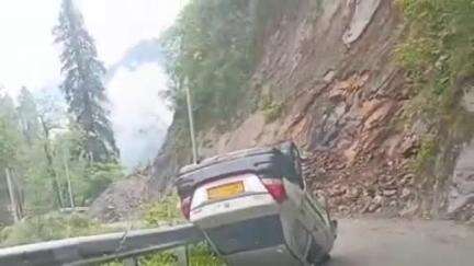 कुल्लू: सोझा में सड़क पर पलटी गाड़ी, एक व्यक्ति को आई चोट