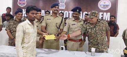 కొత్తగూడెం: జిల్లా ఎస్పీ రోహిత్ రాజు ఎదుట లొంగిపోయిన 17 మంది మావోయిస్టులు, వివరాలు వెల్లడించిన ఎస్పీ