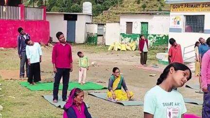 पौड़ी: आयुर्वेदिक एवं यूनानी विभाग के तत्वावधान में केवर्स में योग शिविर का हुआ आयोजन