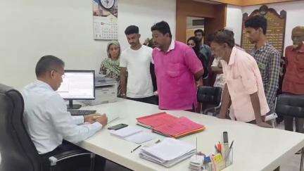 ગોધરા: વેજલપુર ગ્રામ પંચાયતે કરેલી દબાણો દૂર કરવાની કાર્યવાહીને લઈ સ્થાનિકોએ જિલ્લા કલેક્ટર કચેરી ખાતે રજૂઆત કરી #jansamasya