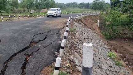 କଣ୍ଟାବାଞ୍ଜି: ଜୁରାବନ୍ଧ ଗାଁରେ ପ୍ରଧାନମନ୍ତ୍ରୀ ଗ୍ରାମ୍ୟ ସଡ଼କ ରାସ୍ତା କାମ ନିମ୍ନମାନର, ଫାଟି ଆଁ କଲାଣି , ମରାମତି ପାଇଁ ଦାବି #Jansamasya