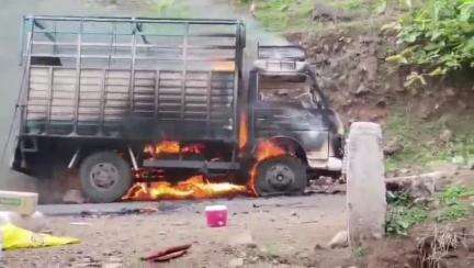बड़वानी: चैरवी के घाट में अज्ञात कारणों से किराना सामान से भरे ट्रक में लगी भीषण आग, सामान जलकर खाक