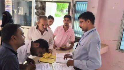 मधुपुर: मधुपुर प्रखंड कार्यालय में भू-मापक सर्वे प्रशिक्षण के लिए फॉर्म भरने का काम जारी, 6 जून तक भरें