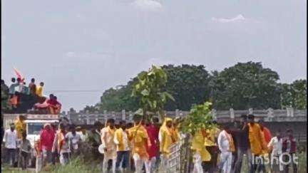 परसा: अरना कोठी मैदान से ग्रामीणों के सहयोग से 9 दिवसीय श्री रुद्र महायज्ञ के लिए भव्य कलश यात्रा निकाली गई