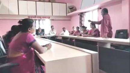 शिरोळ: अब्दुल लाट प्राथमिक आरोग्य केंद्राच्या स्थलांतरावर ग्रामस्थांचा तीव्र विरोध, सरपंच कस्तुरी कुरुंदवाडे यांना निवेदन