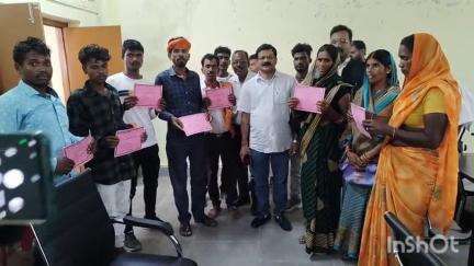 लातेहार: जिला प्रशासन लातेहार ने भूसूर ग्राम पंचायत के 11 विस्थापित ग्रामीणों को 10-10 डिसमिल जमीन का पट्टा किया वितरित