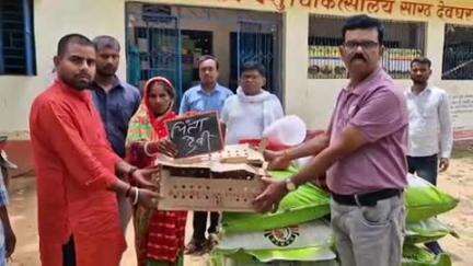 सारठ: सारठ पशु अस्पताल में 10 पंचायत के 16 लाभुकों को 8000 कुकुट लेयर चूज़ा मिला, प्रमुख व BAHO ने दी नसीहत