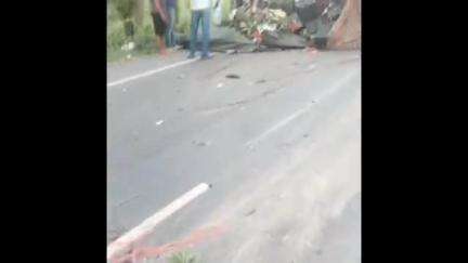 तमकुही राज: लतवाचट्टी में फोरलेन पर बड़ी गण्डक नहर के पास पलटा लीची लदा पिकअप, चालक गंभीर घायल