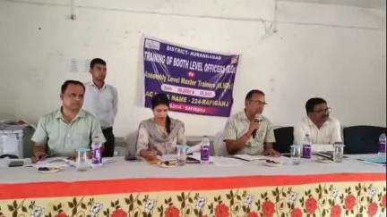 रफीगंज: प्रखंड मुख्यालय में डीडीसी ने BLO के साथ बैठक की, मतदाता सूची में नाम जोड़ने, हटाने व सुधार करने का दिया निर्देश
