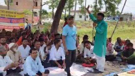 भगवानपुर: भगवानपुर प्रखंड परिसर में प्रखंड कार्यालय स्थानांतरित को लेकर प्रखंड बचाव संघर्ष समिति का एक दिवसीय धरना प्रदर्शन