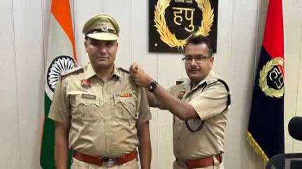 पलवल: SP ने सिपाही से ASI पद पर पदोन्नत हुए जवान को दी शुभकामनाएं, कंधों पर लगाए स्टार