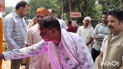 शंकरगढ़: ग्रामीणों की समस्या को देखते हुए जनपद सदस्य विवेक सिंह देव ने अटल चौक में लगवाया वाटर कूलर