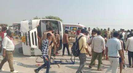 जौनपुर : नौपेड़वा में भीषण सड़क हादसा, 4 की मौत कई घायल, बदलापुर से जौनपुर जा रही थी बस, डिवाइडर से टकराकर पलटी बस।
