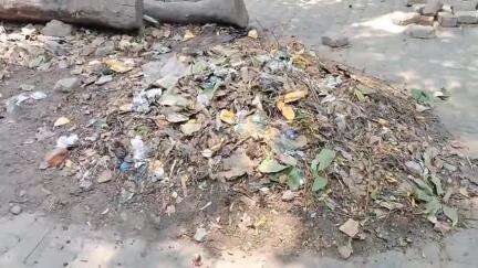 शाहजहांपुर: कूड़ा का उठाव न होने व चोक नालियों का निस्तारण न होने की वजह से अजीजगंज वासियों में दिखी नाराजगी #jansamasya