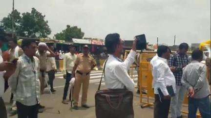 कळमनूरी: वारंगा फाटा येथे उर्ध्व पैनगंगा प्रकल्पाच्या जागेवरील अतिक्रमण पोलीस बंदोबस्तात काढण्यास सुरुवात