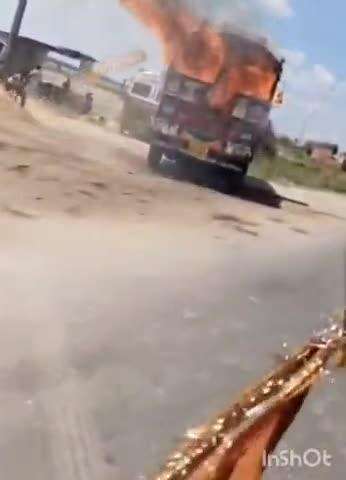 परसा: भेल्दी के पास बीच सड़क पर ट्रक में अचानक लगी आग, धू-धू कर जला ट्रक #viral