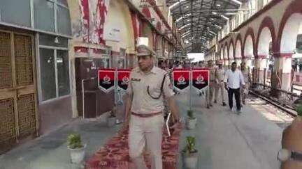 टूंडला: आरपीएफ की आईजी ने टूंडला रेलवे स्टेशन का किया निरीक्षण, सुरक्षा व्यवस्था का लिया जायजा