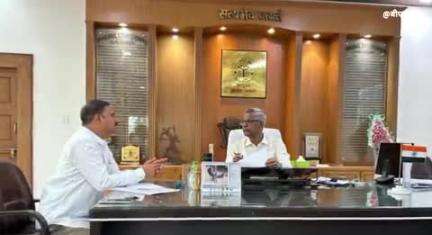 किरावली: फतेहपुर सीकरी के विकास कार्यों को लेकर नगर पालिका चेयरमैन ने मंडल आयुक्त से की चर्चा