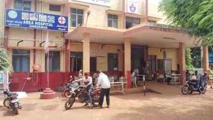జహీరాబాద్: ప్రభుత్వ ఏరియా ఆసుపత్రిలో కరెంటు పోతే చీకట్లోనే వైద్యం #localissue