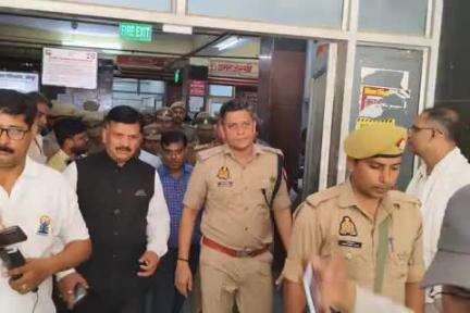 जौनपुर : नौपेड़वा बस हादसे में DM-SP ने जिला अस्पताल पहुंचकर घायलों का जाना हाल,डॉक्टरों को बेहतर इलाज के दिए निर्देश।