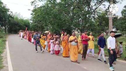 घाघरा: पतागाई गांव में बजरंगबली मंदिर की 16वीं वर्षगांठ पर निकाली गई कलश यात्रा, शामिल हुए सैकड़ों लोग