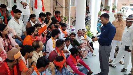 बस्ती: आवास विकास स्थित मां काली की प्रतिमा को खंडित करने के विरोध में धरने पर बैठे हिंदू संगठन, वार्ता के लिए पहुंचे एसडीएम