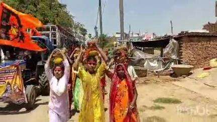 करपी: किंजर सूर्य मंदिर परिसर में पुनपुन नदी तट से किन्दुई गांव तक कलश शोभा यात्रा का आयोजन