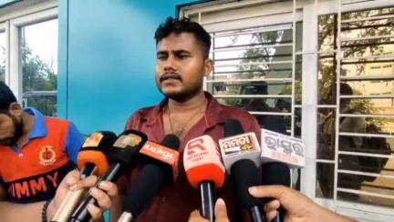 ଅନୁଗୋଳ: ମୂଷା ପାପୁଲି ନିକଟରେ ପର୍ଯ୍ୟଟକଙ୍କୁ ମାଡ; ଜିଲ୍ଲା ମୁଖ୍ୟ ଚିକିତ୍ସାଳୟ ଠାରେ ପ୍ରତିକ୍ରିୟା ରଖିଲେ ପର୍ଯ୍ୟଟକ