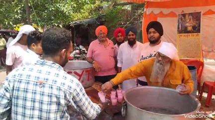 मिर्ज़ापुर: सिख समुदाय ने खालसा वीर दल के साथ भरुहना चौराहे पर गुरु अर्जुनदेव के शहीदी पर्व पर राहगीरों को पिलाया शरबत
