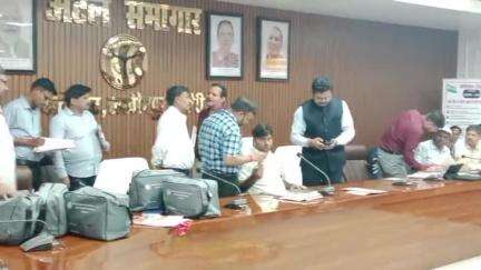 लखीमपुर: कलेक्ट्रेट स्थित अटल सभागार में बीएड परीक्षा की तैयारियों को लेकर एडीएम की अध्यक्षता में बैठक संपन्न हुई