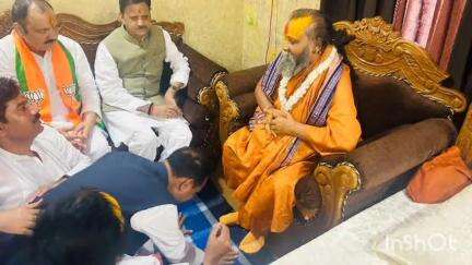 उपमुख्यमंत्री राजेंद्र शुक्ला जी साथ पूर्व विधायक ने मलूकपीठाधीश्वर राजेंद्र दास जी महाराज का आशीर्वाद प्राप्त किया