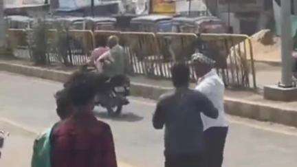 मंडला: बिछिया में ₹30 हजार के लेनदेन को लेकर सड़क पर विवाद, युवक की पिटाई का वीडियो वायरल