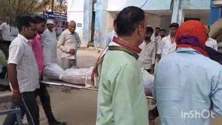 भभुआ: कुल्हाड़ियां देव होटल के पास खड़ी ट्रक में कार ने मारी टक्कर, हुई मौत, सदर में कराया गया पोस्टमार्टम