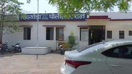 शिंदखेडा: वायपूर गावात घरफोडी सोने चांदीच्या दागिन्यासह रोकड लंपास अज्ञात चोरट्यांविरुद्ध शिंदखेडा पोलिसात गुन्हा दाखल.