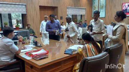 हरदोई: कलेक्ट्रेट में जन सुनवाई के दौरान बड़ी संख्या में लोगों की समस्याएं दूर हुईं, दिव्यांग अनुज को मिली ट्राईसाइकिल