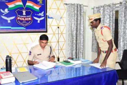 గద్వాల్: పట్టణంలో పోలీస్ స్టేషన్ ను ఆకస్మితంగా తనిఖీ చేసిన:జిల్లా ఎస్పీ తోటా శ్రీనివాసరావు