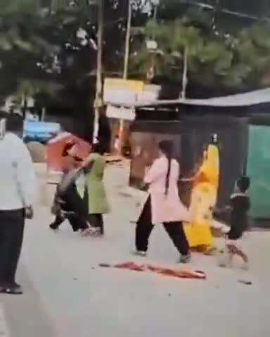 कानपुर: महिला को बीच सड़क पर पीटा गया, कपड़े फाड़े, सास-बहू के बीच मकान बेचने को लेकर हुआ विवाद, काकादेव थाने में रिपोर्ट दर्ज