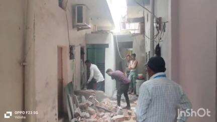 विदिशा नगर: डंडापुरा में नगर पालिका के अतिक्रमण विरोधी दल ने सरकारी गली में बने शौचालय को धराशाई किया