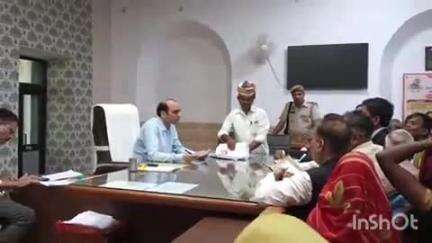 प्रतापगढ़: डीएम ने कलेक्ट्रेट परिसर में जनता की फरियाद सुनी, निस्तारण के लिए दिए निर्देश