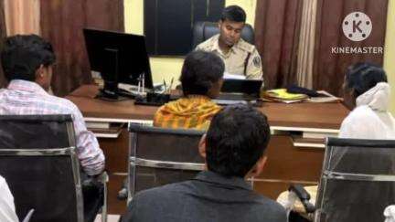 नवादा: नवादा में ट्रैफिक उपाधीक्षक ऋषभ शिवरंजन ने अपने कार्यालय में जनता दरबार का आयोजन किया, सुने कई मामले