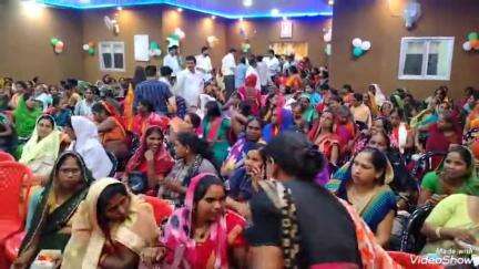 मिर्ज़ापुर: विकास भवन की सभागार में स्वयं सहायता समूह की महिलाओं को जनप्रतिनिधियों और सीडीओ ने किया पुरस्कृत